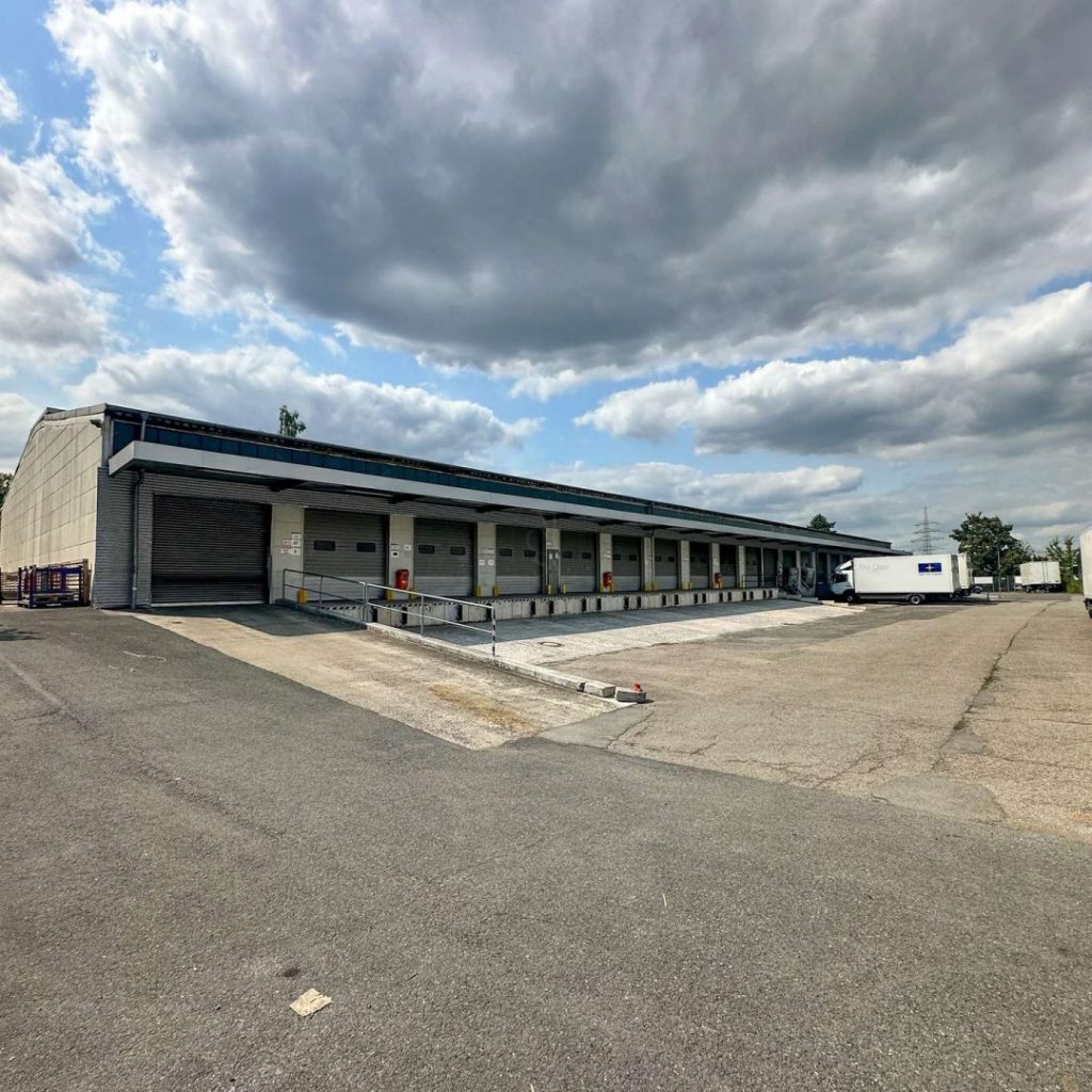 Gebäude und Freifläche