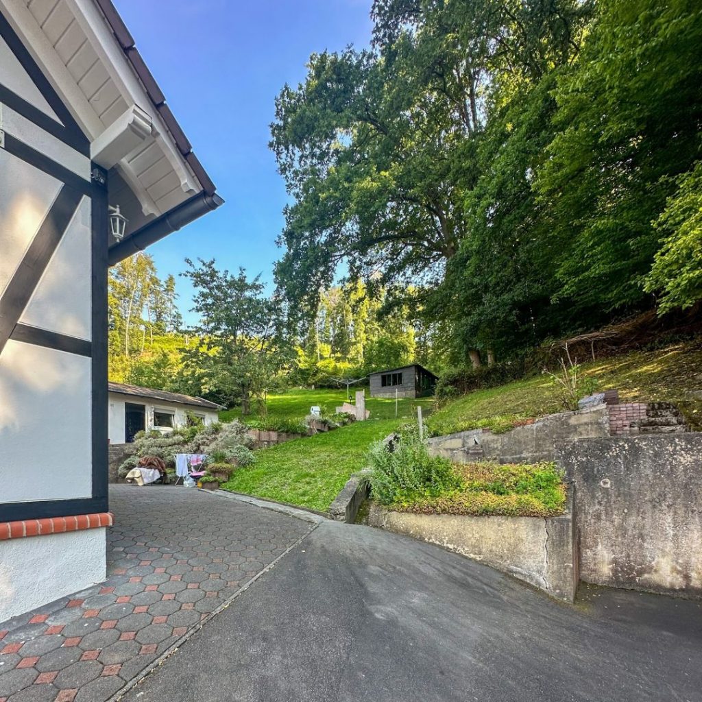 Blick zum Sommer- und Gartenhaus