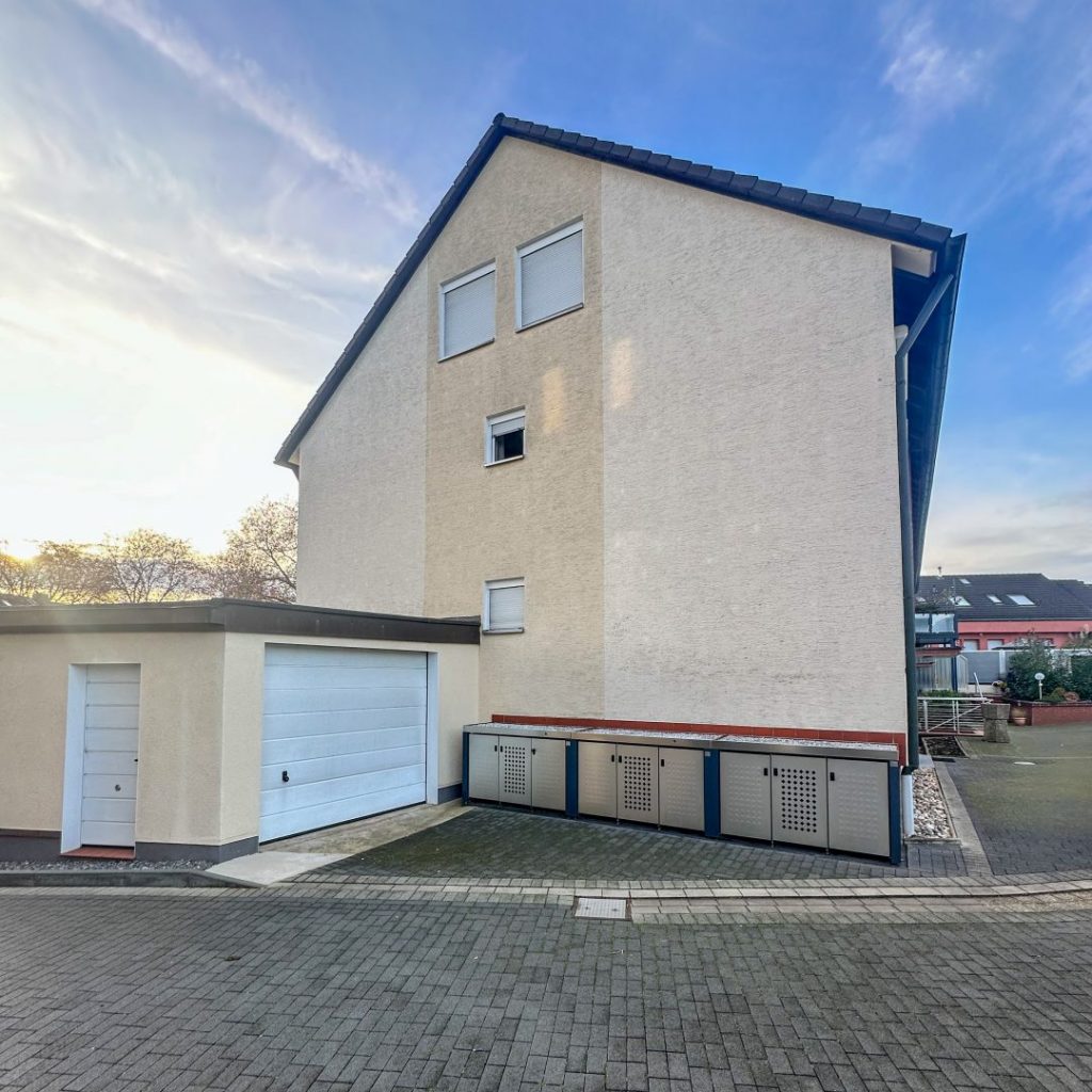 weitere Garage an Haus 1+2