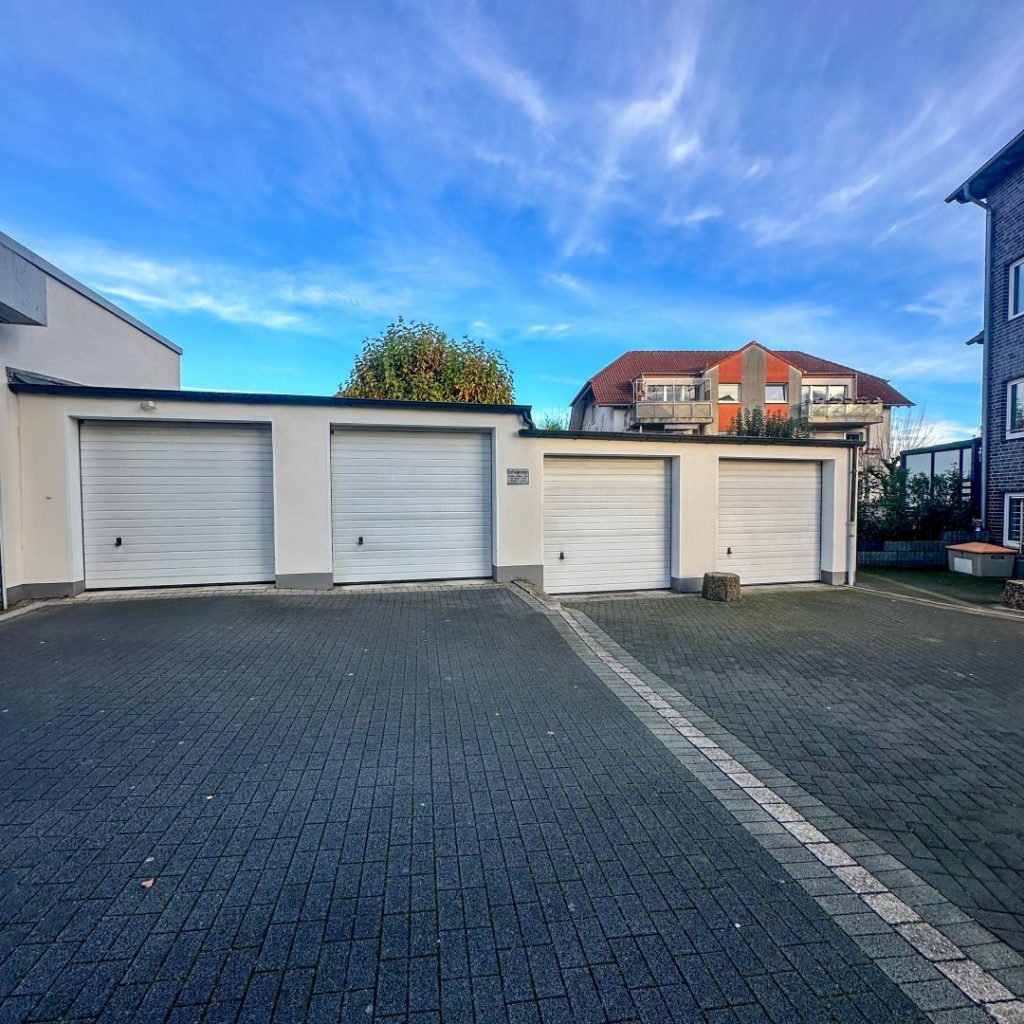 4 Garagen neben Haus 3