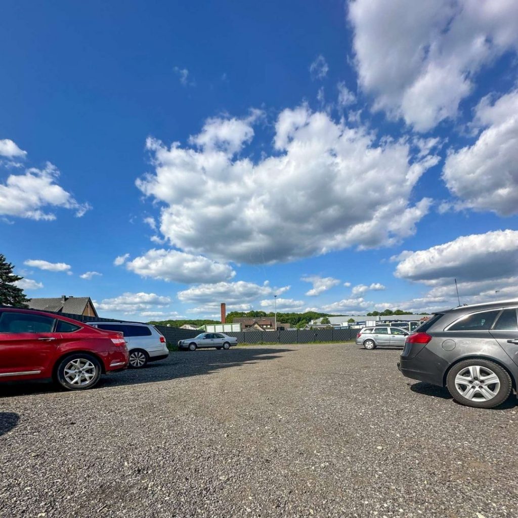 PKW-Parkplatz geschottert