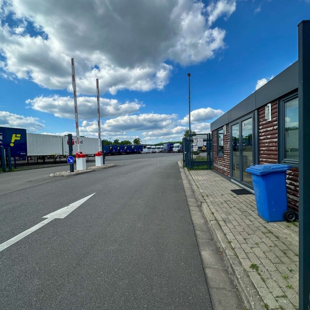 Zufahrt mit Pförtnerhaus