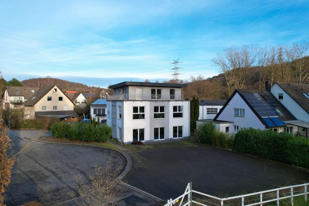 Parkplätze vor dem Gebäude