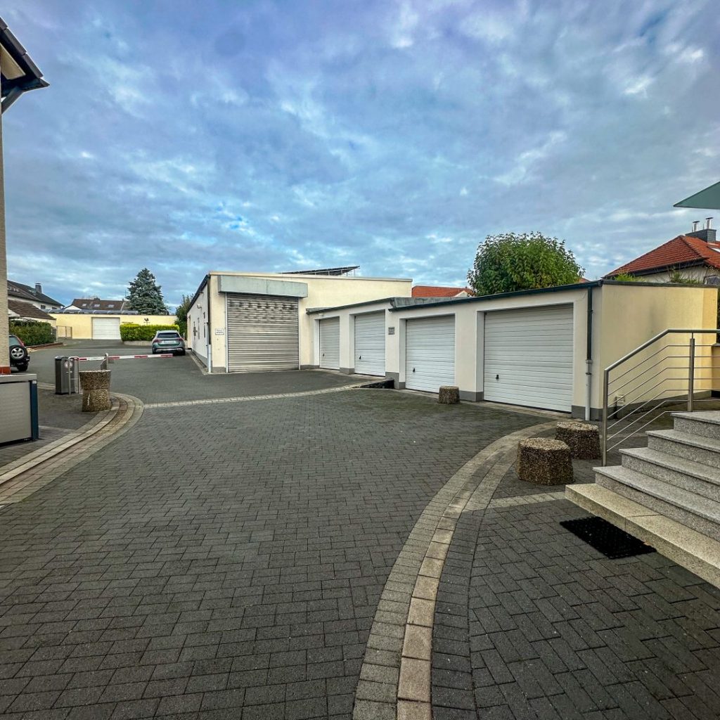 4 Garagen und Hallenzufahrt