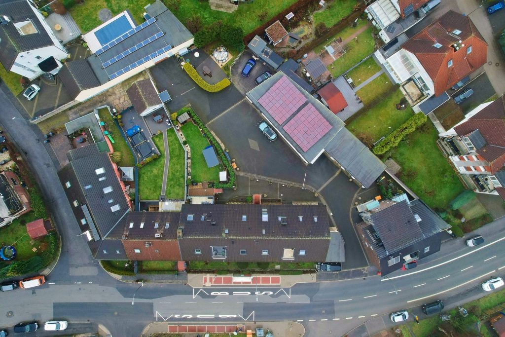 Drohnenbild Haus 1+2+3+Halle