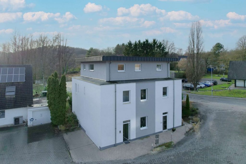 Links Bauplatz für eine Garage