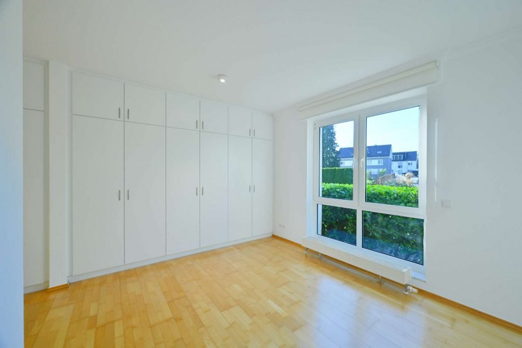 Schlafzimmer mit Einbauschränken