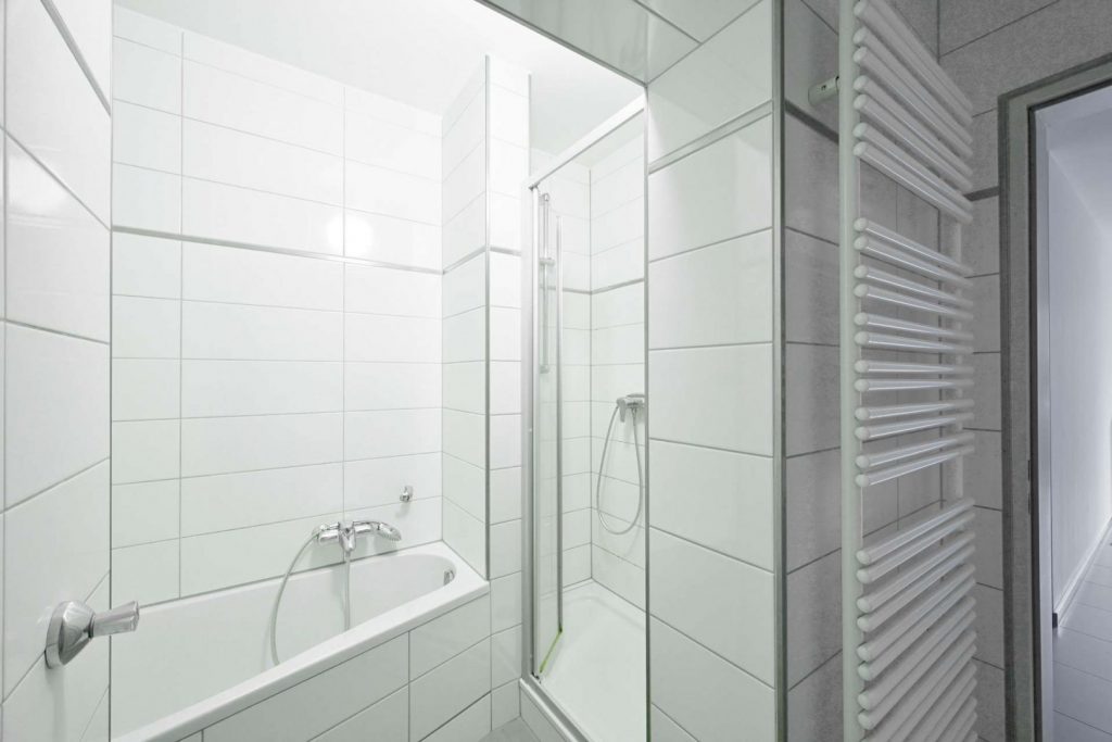 Badewanne und Dusche