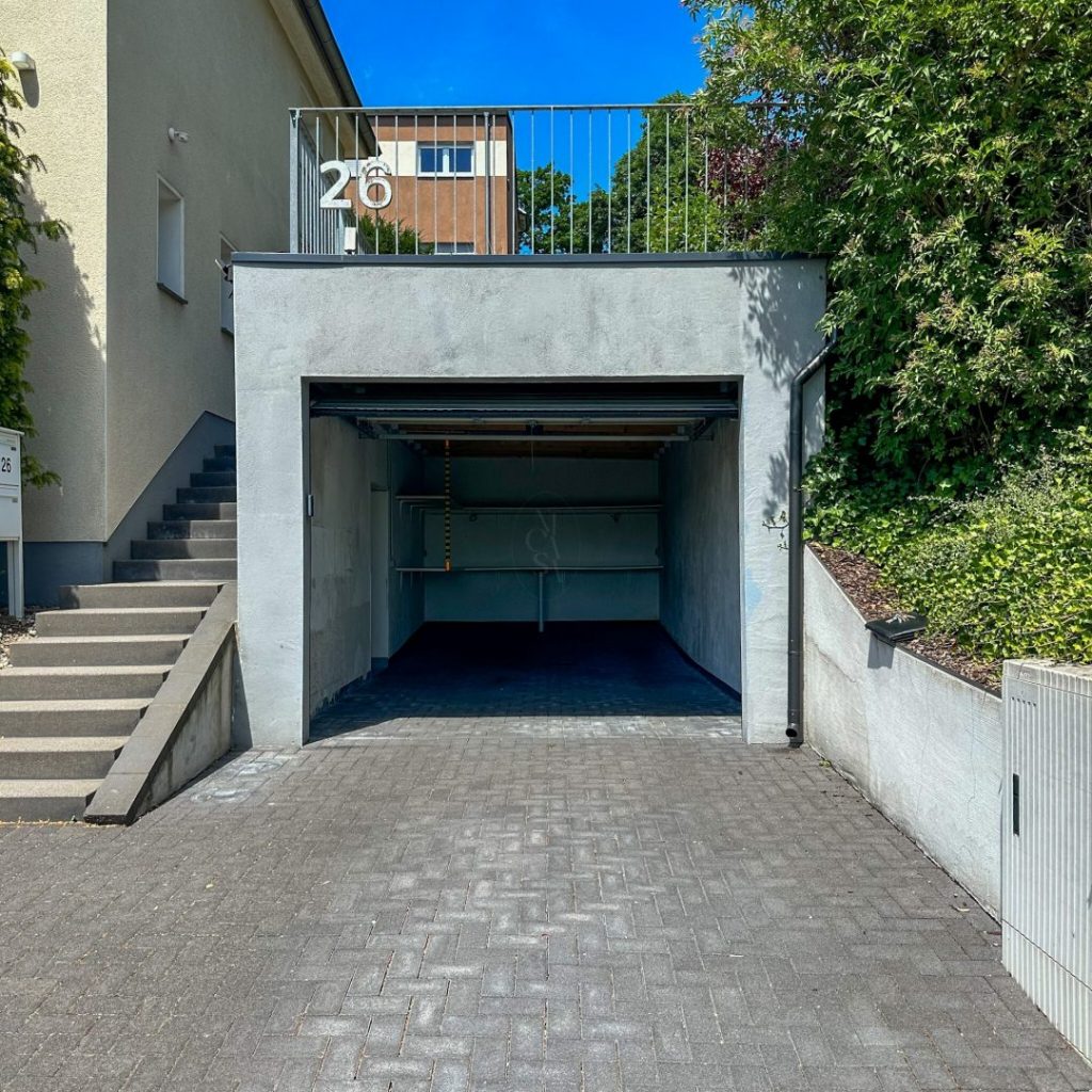 Stellmöglichkeit vor der Garage