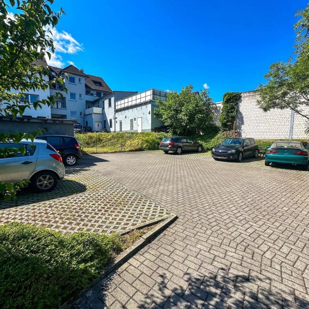 Parkplätze im Hinterhof