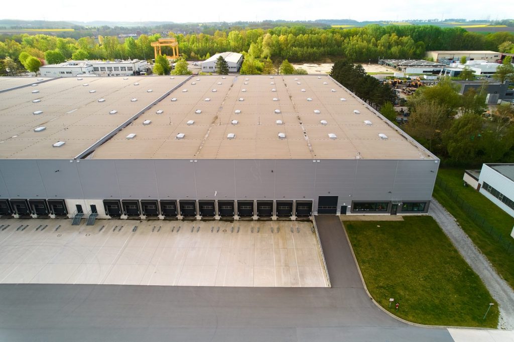 Hallendach mit Lichtkuppeln