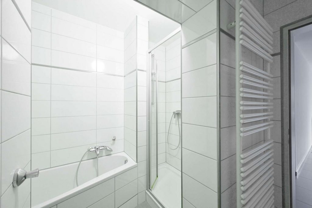 Dusche und Wanne