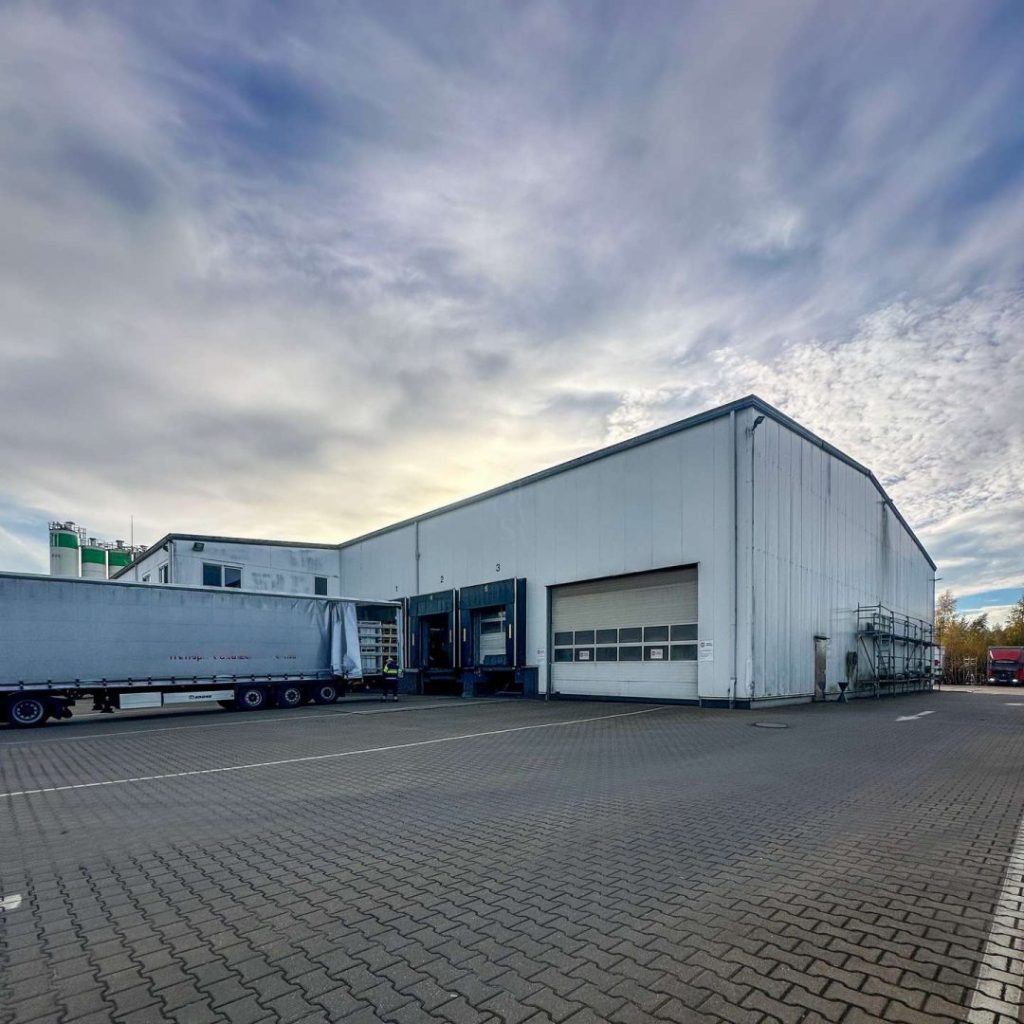 Drei Rampen und das Tor zur LKW-Werkstatt