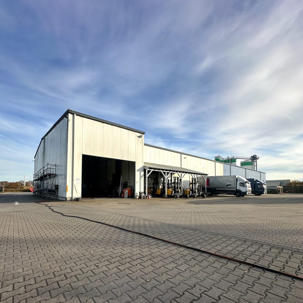 Rückseite LKW-Werkstatt