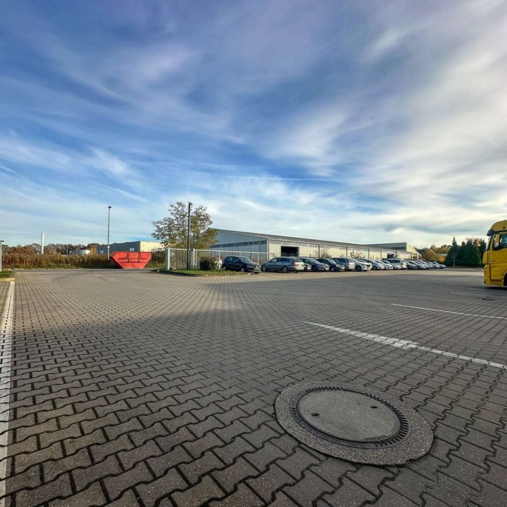 Zufahrt und weitere Parkplätze