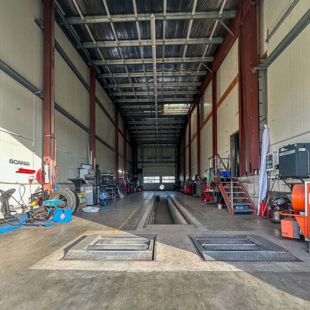 LKW- Werkstatt mit Grube