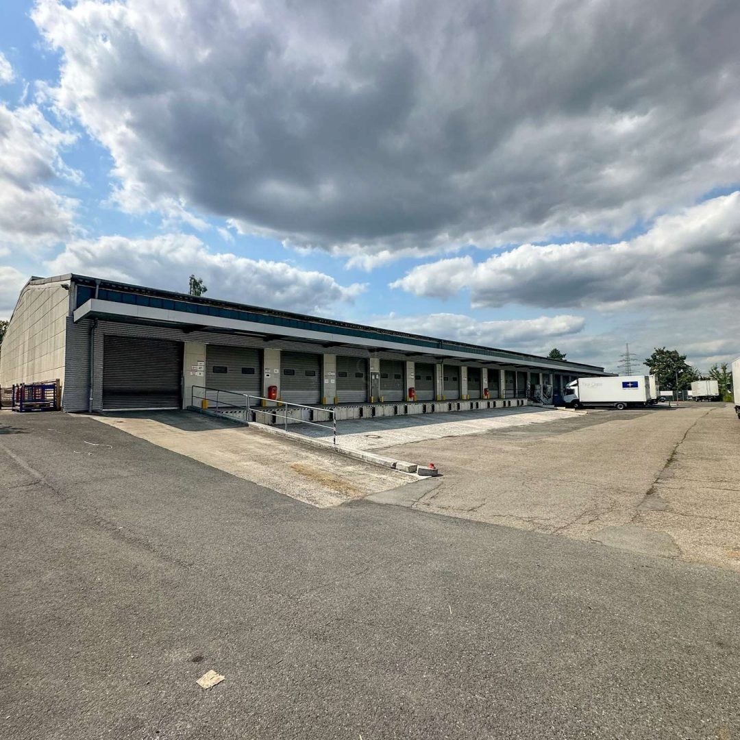 Gebäude und Freifläche